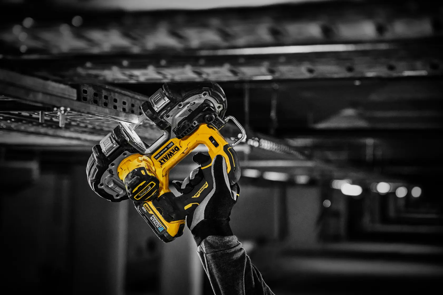 Uma bateria de íons de lítio DEWALT XR 20V, predominantemente amarela e preta, projetada para ferramentas elétricas.