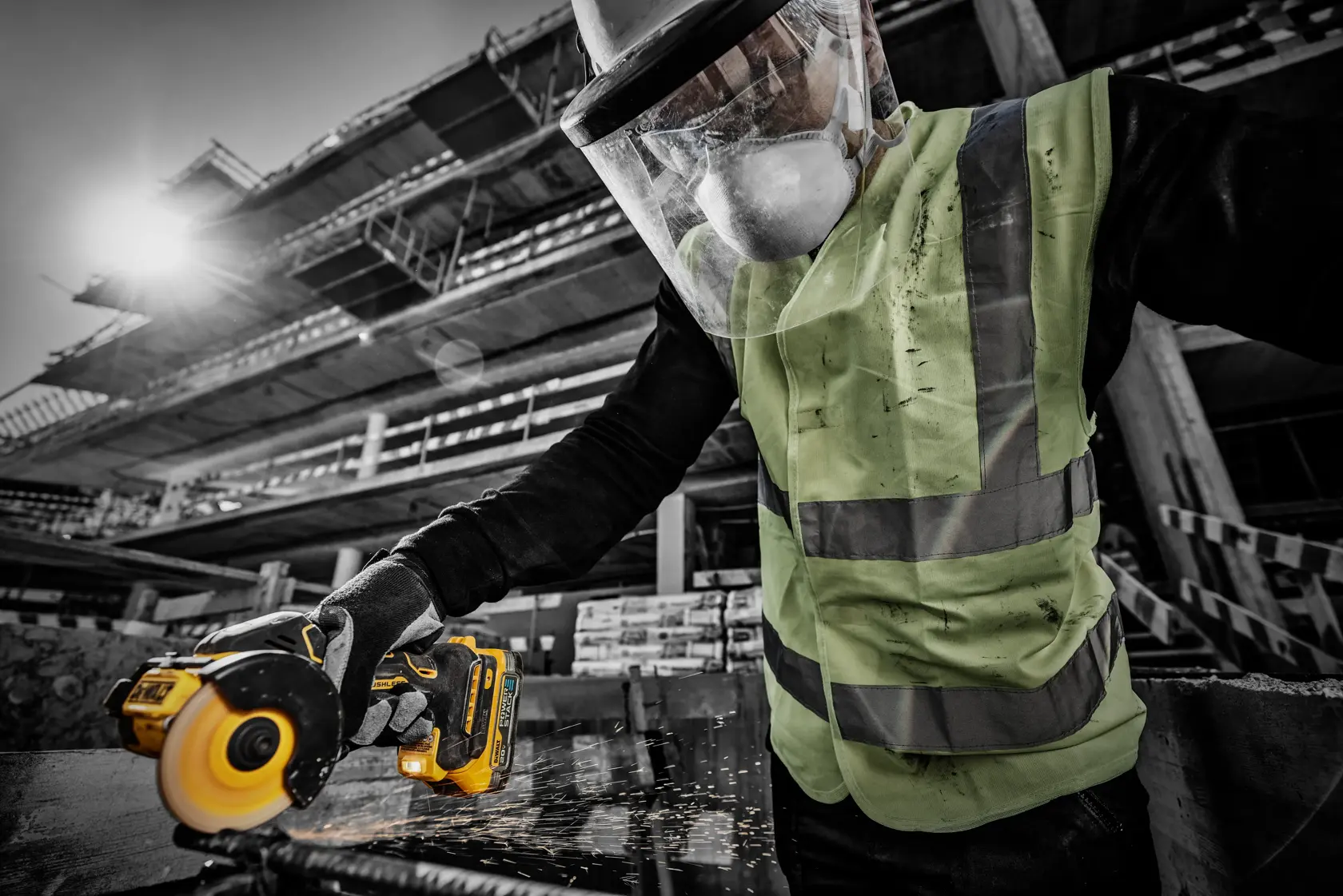 Uma bateria de íon de lítio DEWALT 20V MAX XR, modelo DCBP034, mostrada em close com carcaça amarela e preta e o logotipo XR na lateral.