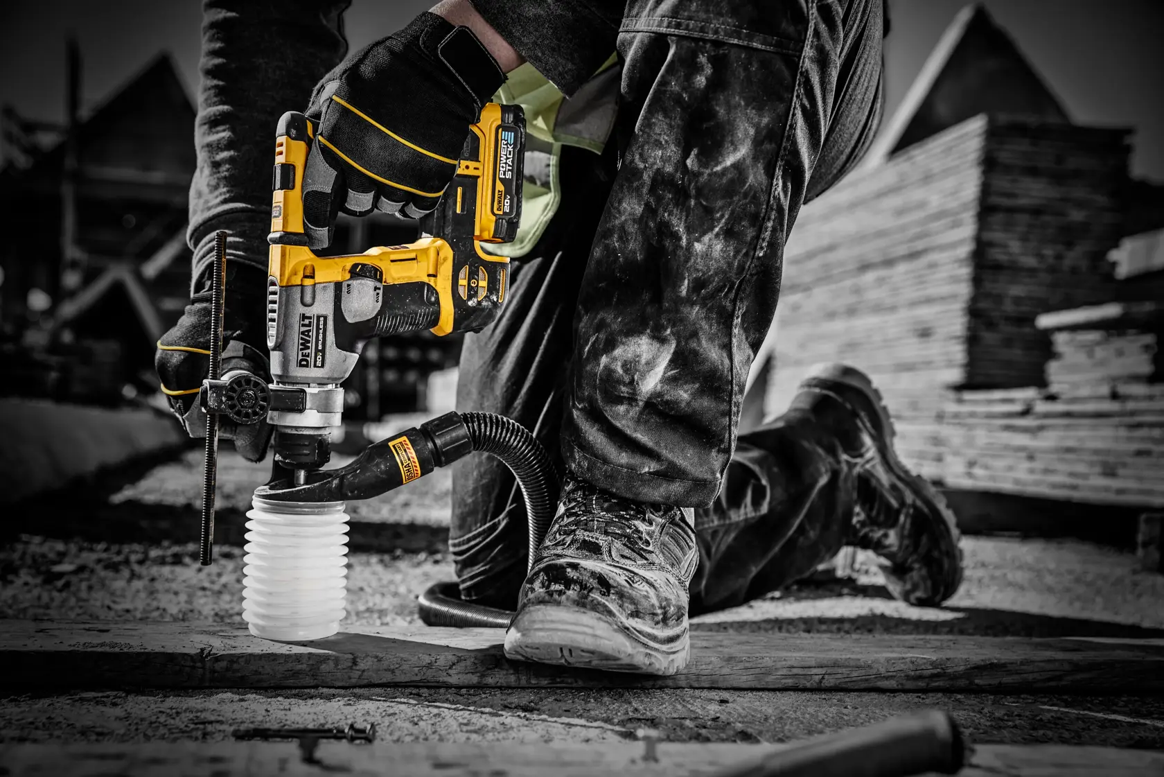 Uma bateria de íon de lítio DEWALT XR 20V com caixa amarela e preta, projetada para uso com ferramentas elétricas DEWALT.