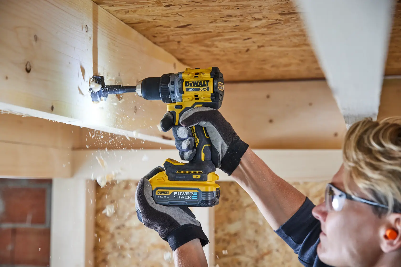 Uma bateria de íon de lítio DEWALT 20V XR 5Ah, mostrada de frente com design amarelo e cinza. A bateria é destinada para ferramentas elétricas.