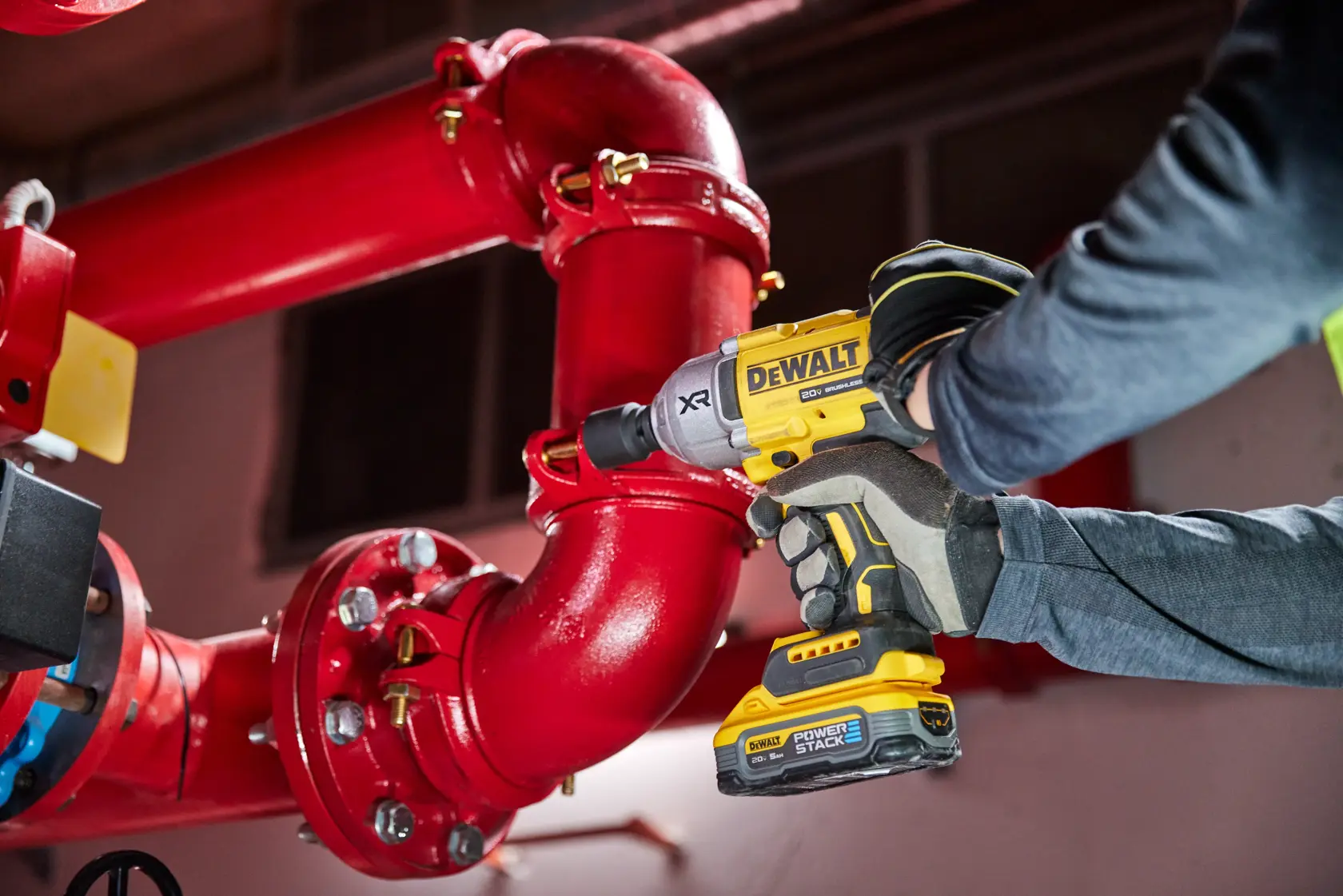 Um pacote de bateria recarregável DEWALT XR 20V de íon de lítio 5Ah, amarelo e cinza, projetado para ferramentas elétricas.