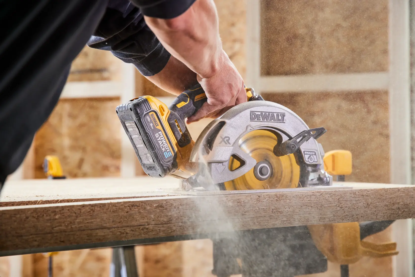 Bateria DEWALT XR 20V MAX 5Ah com células pouch, indicador de carga e borracha, para ferramentas compatíveis.
