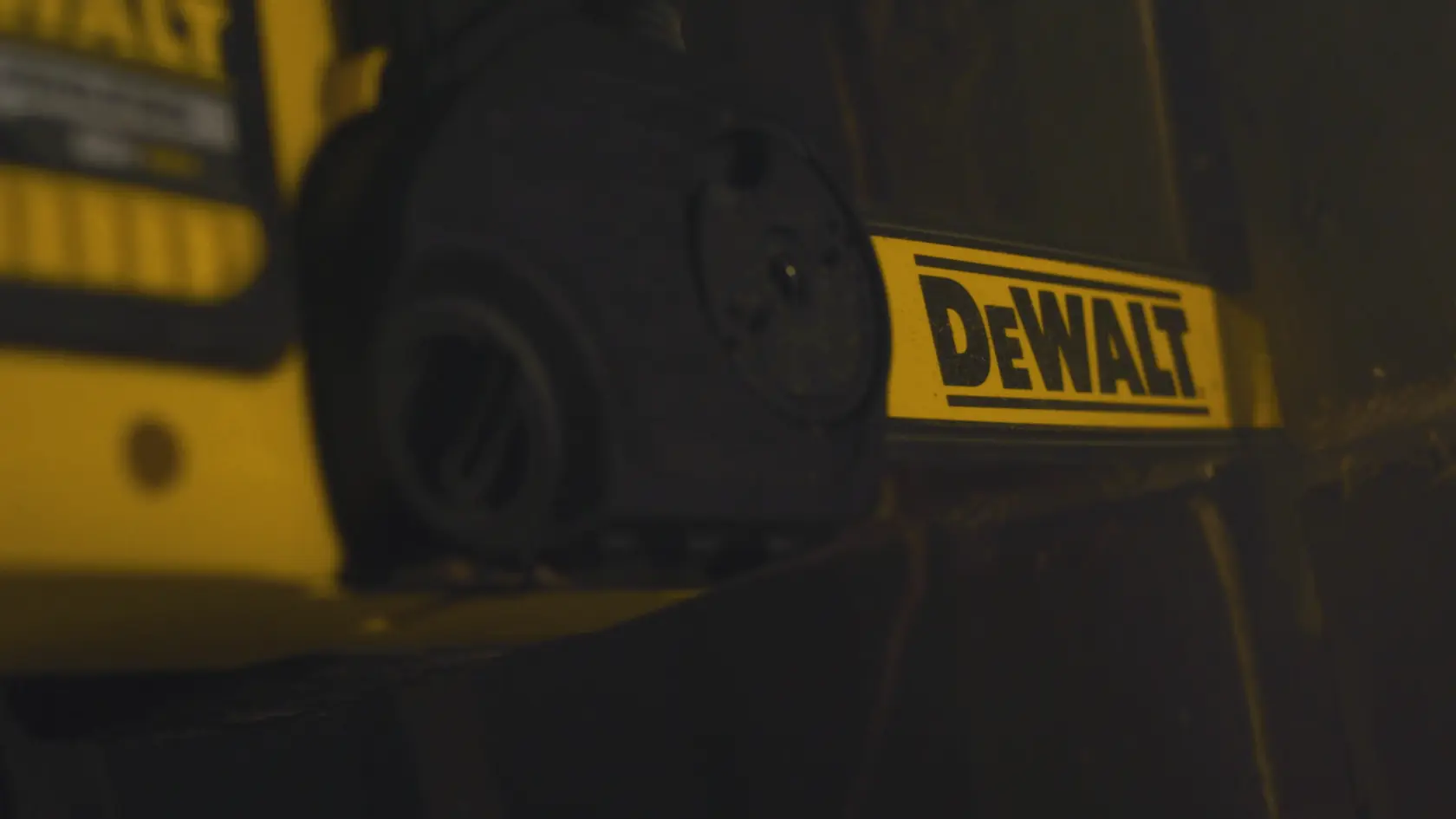 Imagem de uma motosserra DEWALT 60V FlexVolt sem escovas. A motosserra possui freio de corrente para proteção contra retorno, barra e corrente de baixa reação de 16 polegadas e opções sem ferramentas para ajustes rápidos e seguros. O produto está identificado como 'apenas ferramenta'.
