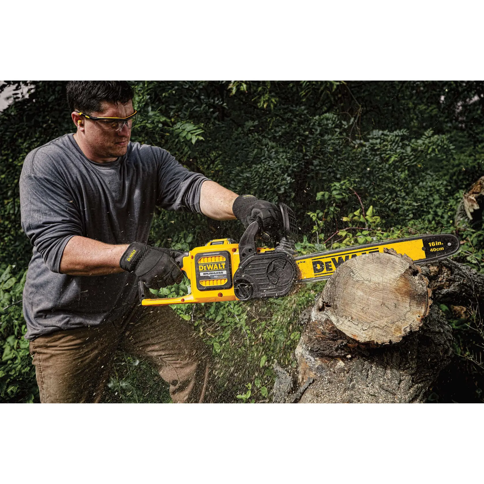 Imagem de uma motosserra sem fio DEWALT DCCS670B com barra de 16 polegadas. O produto inclui uma motosserra e uma capa dura para a barra, conforme indicado na parte superior da imagem.