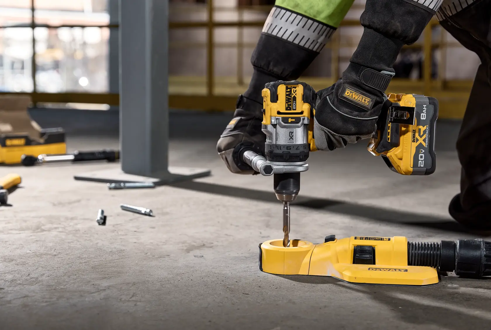 Pessoa usa furadeira sem fio DEWALT para fazer furo em estrutura de madeira durante construção.