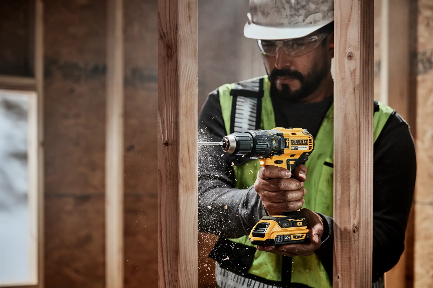 Foto de furadeira DEWALT em uso, DCD7781D2-B3, DCD7781D2-AR, DCD7781D2BR, DCD7781D2, DCD7781D2-B2.