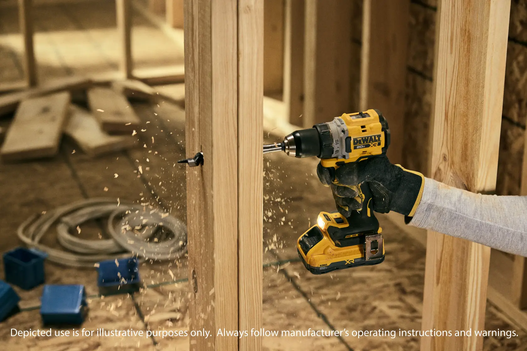 Close em uma ferramenta elétrica DEWALT com a luz indicadora de 'Anti-Rotation' acesa. A imagem destaca o sistema Anti-Rotation Perform & Protect da DEWALT, que detecta movimento rotacional excessivo e desliga automaticamente a ferramenta para maior segurança. O texto informa que a bateria é vendida separadamente, o uso é ilustrativo e as instruções do fabricante devem ser seguidas.