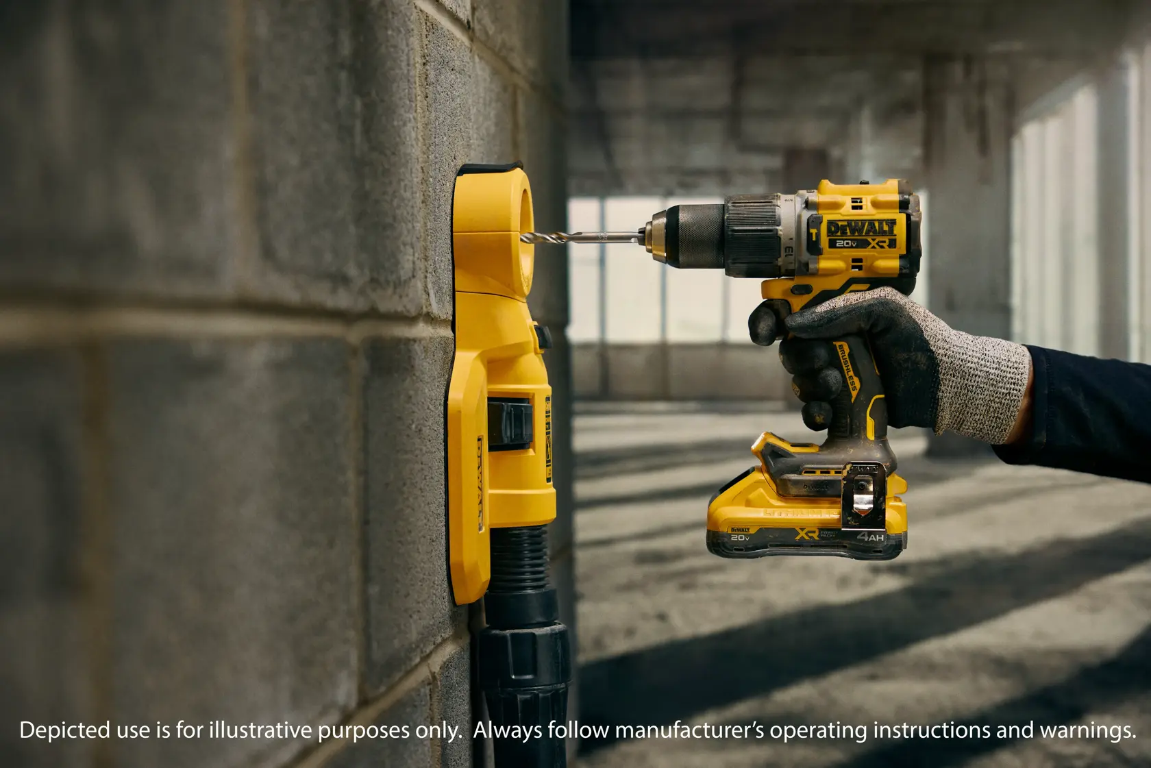 Uma pessoa usando equipamentos de proteção, incluindo capacete e luvas, está usando uma furadeira sem fio amarela DEWALT para perfurar uma superfície metálica montada em uma parede de concreto.