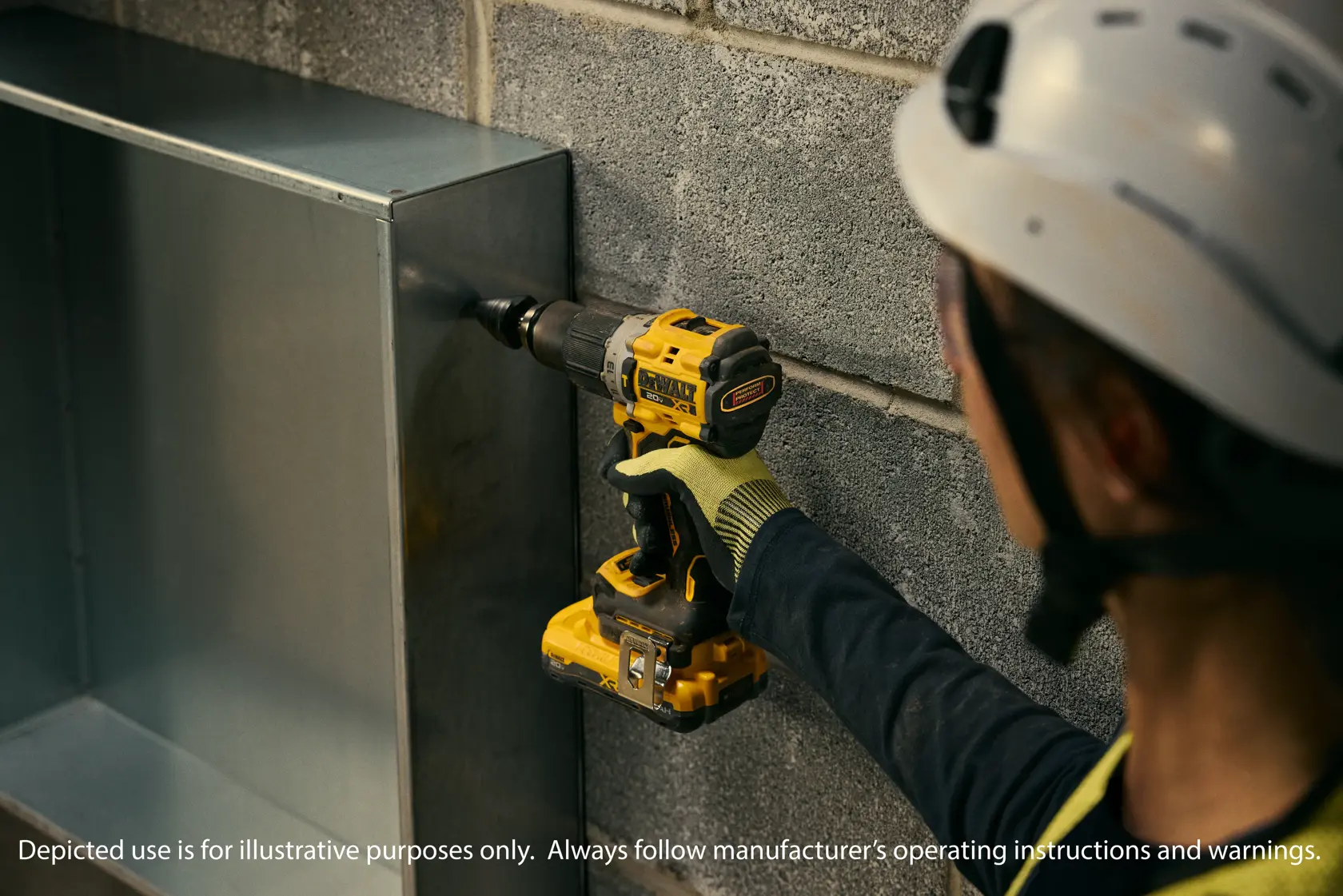 Uma pessoa utiliza uma furadeira sem fio DEWALT (modelo DCD806D2) para perfurar uma viga de madeira dentro de uma casa em construção. A pessoa está usando luvas de proteção e boné. A imagem é apenas para fins ilustrativos e retrata um ambiente de construção.