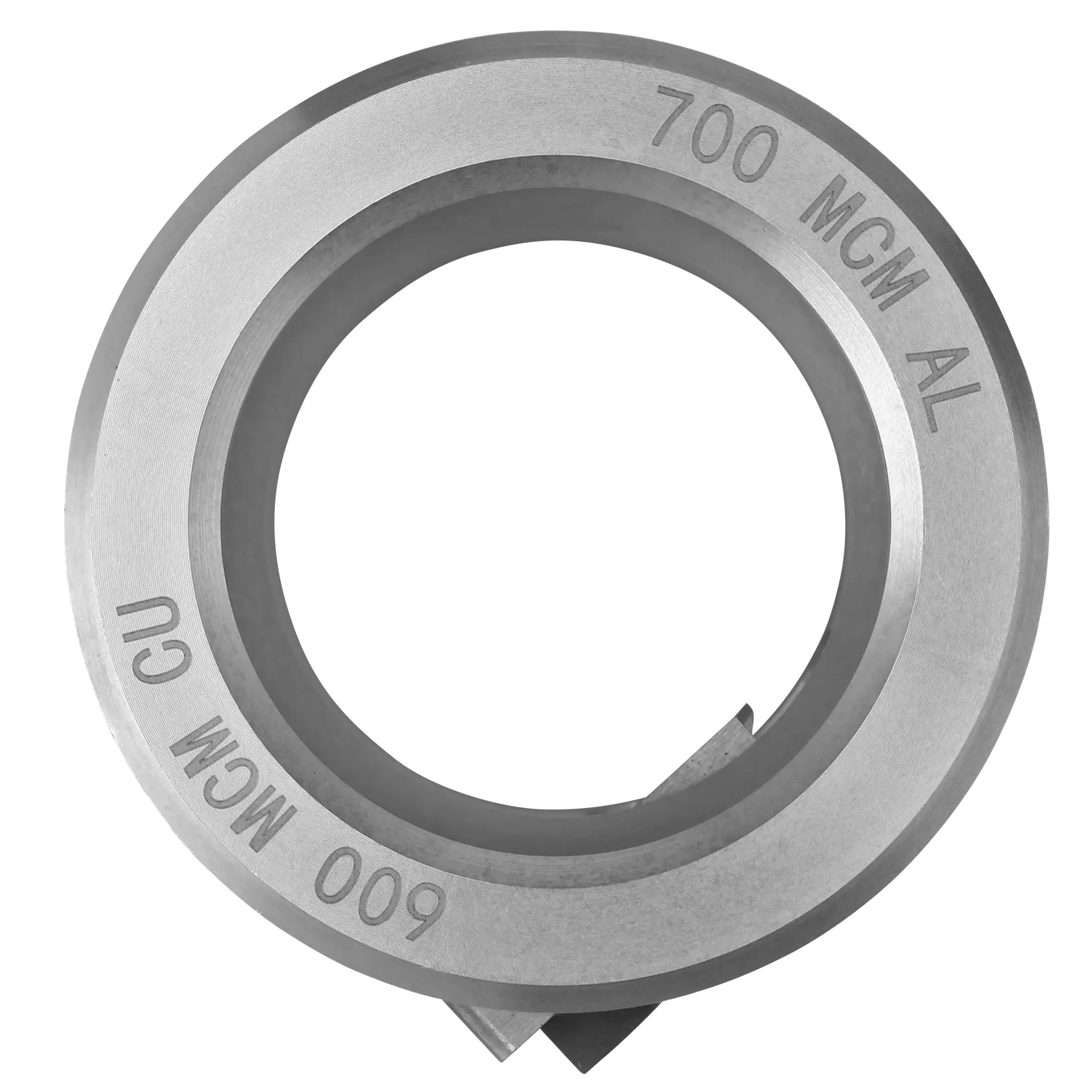 Imagem de close-up de uma matriz circular metálica com as inscrições gravadas '700 MCM AL' e '600 MCM CU', usada para cravar ou cortar cabos elétricos.