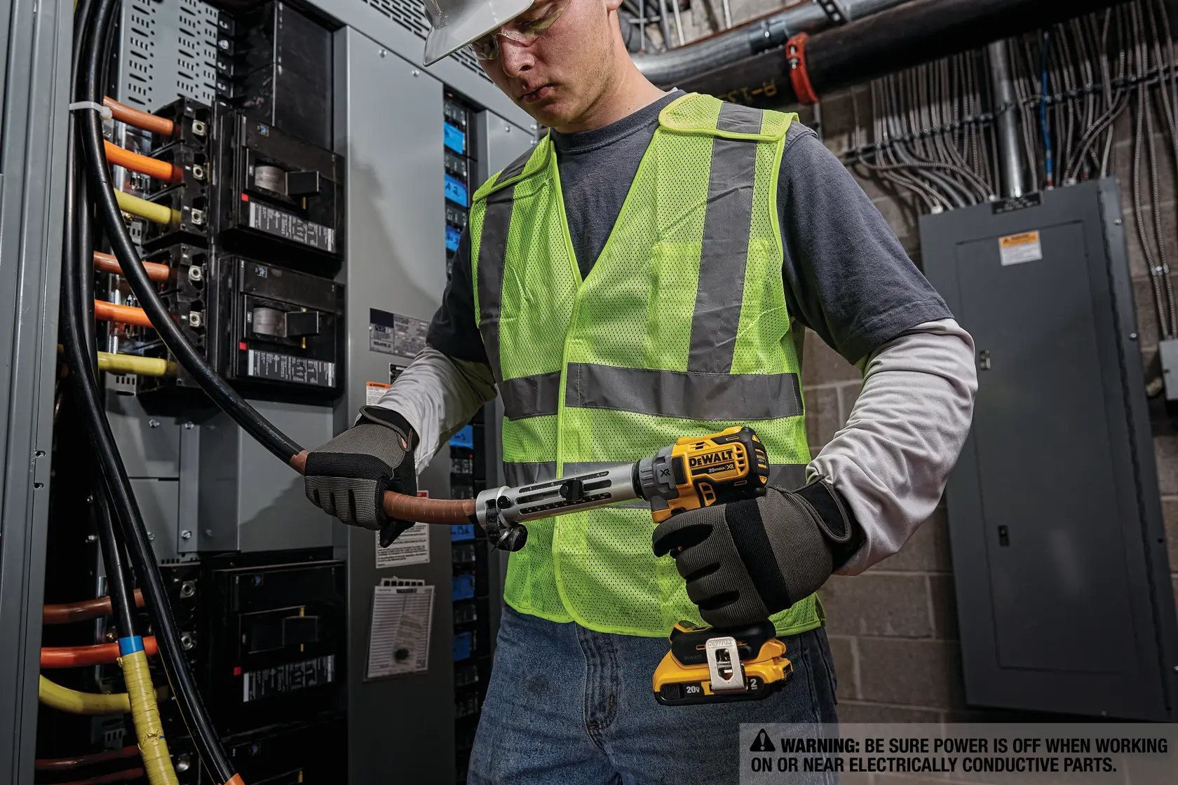 Ferramenta sem fio DEWALT 20V Max XR brushless mostrando recursos identificados: medidor de profundidade, comprimento de 10,39 polegadas, buchas de liberação rápida, gatilho de velocidade variável e LED ajustável.