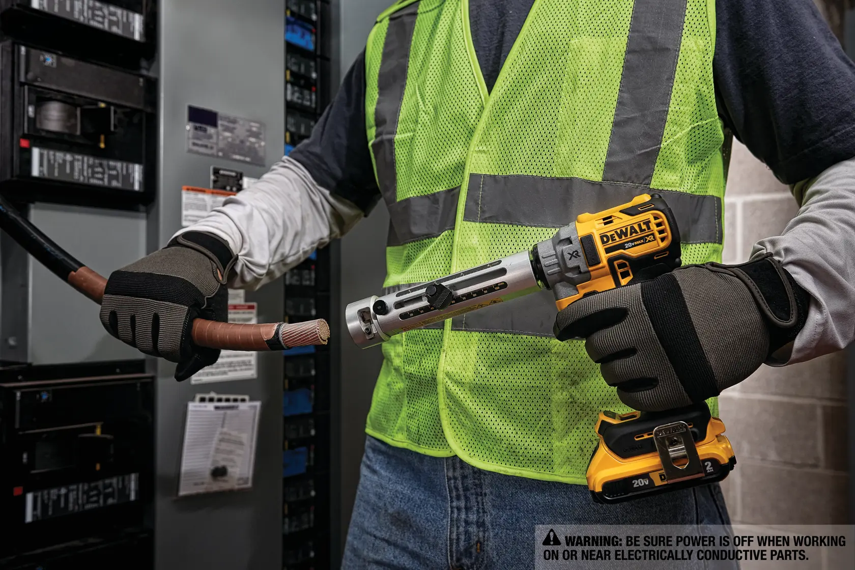 Vista aproximada de uma ferramenta de descascar cabos DEWALT mostrando o medidor de profundidade, capaz de descascar cabos de até 4 polegadas. O texto abaixo explica que o medidor de profundidade remove o isolamento dos cabos de maneira consistente até 4 polegadas.