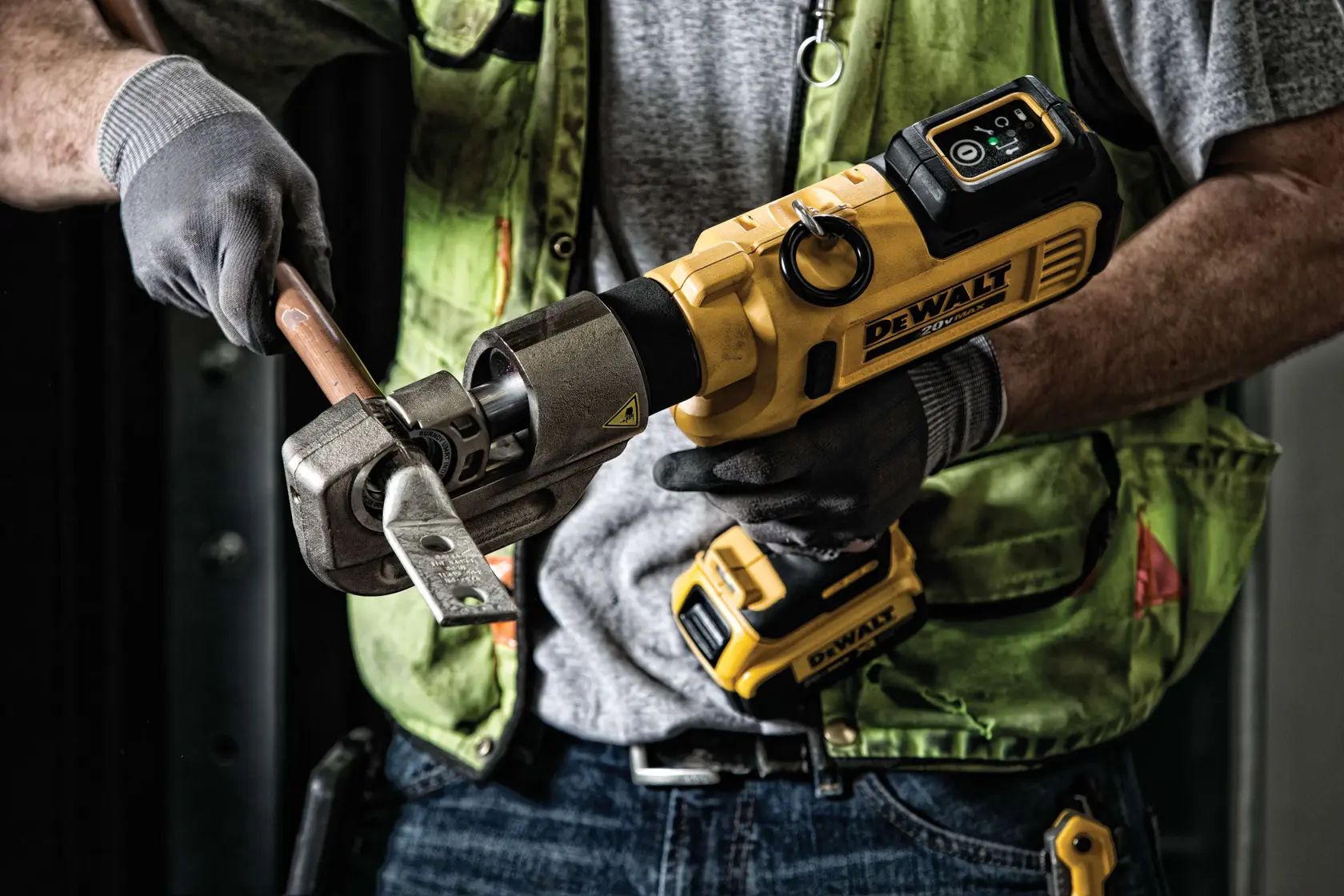 Conteúdo do kit para o produto DEWALT DCE300M2. Inclui uma ferramenta de crimpagem de cabo sem fio DCE300 20V Max, duas baterias DCB205 20V Max 5Ah, um carregador, uma caixa de ferramentas e uma alça de ombro. Todos os itens são mostrados separadamente em fundo branco com a marca DEWALT.