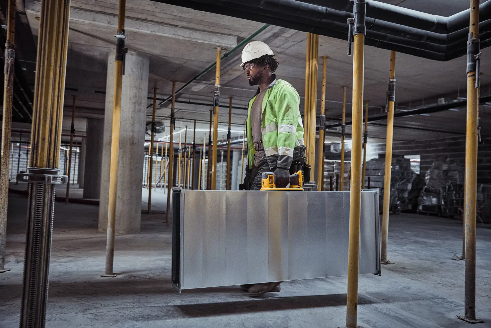 O vídeo mostra o DEWALT GRABO Lifter 20V (DCE592D1), destacando recursos como o visor digital, desempenho versátil em vidro e metal, vedação de vácuo substituível e visibilidade sob a luz do sol, com forte marca DEWALT.