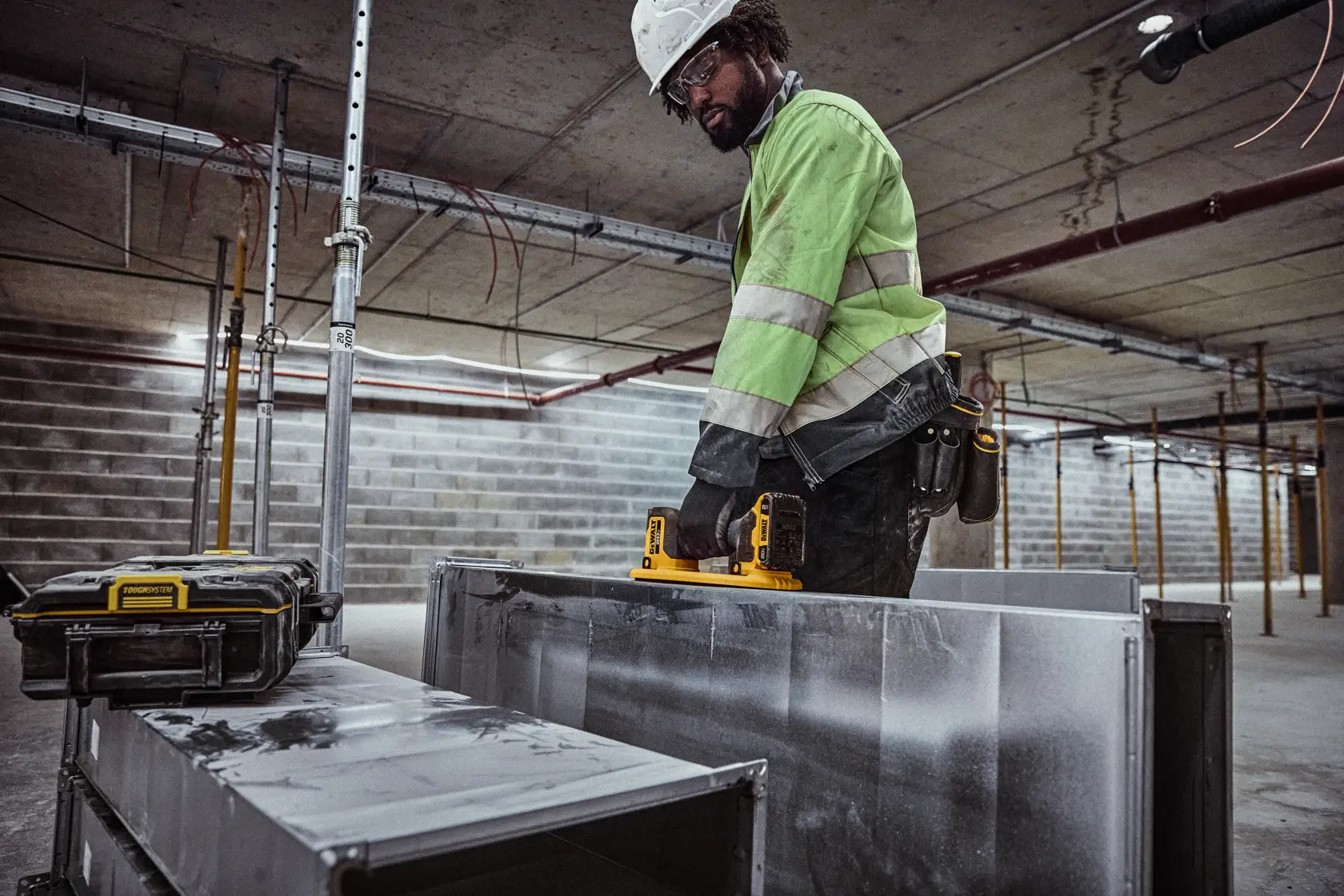 Uma bateria e um carregador DEWALT estão mostrados dentro de um grande círculo amarelo com uma linha diagonal, indicando que não estão incluídos. O texto abaixo diz: 'Bateria e carregador vendidos separadamente.'