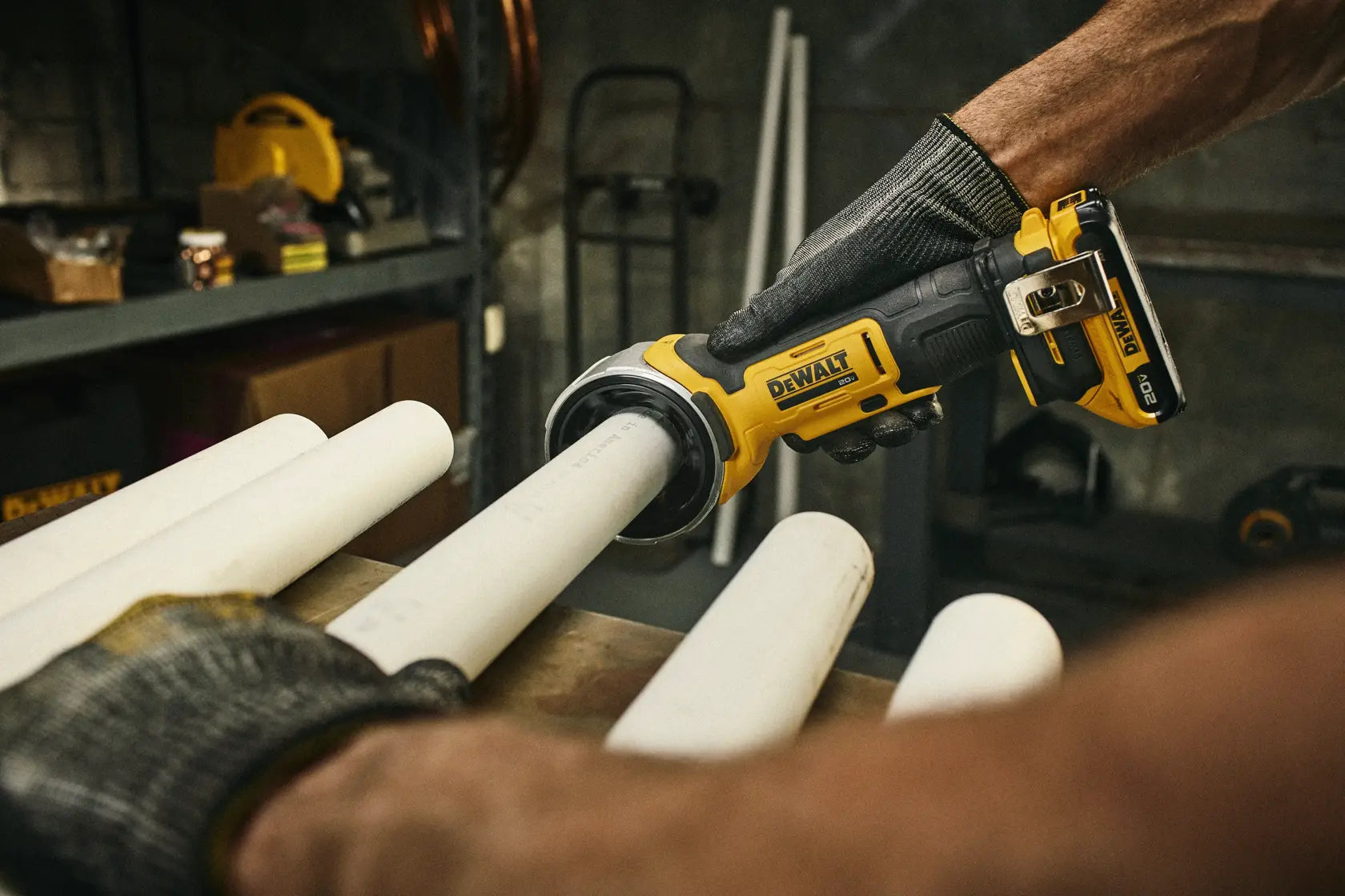 Imagem do produto DEWALT DCE710B, com partes e funções destacadas. Os recursos em destaque incluem: função dupla de desbaste, engenharia durável com lâminas resistentes à ferrugem, lâmina de corte removível, para-choques de proteção, controle excepcional, seletor de 3 velocidades e compatibilidade com Tool Connect chip-ready (chip vendido separadamente). A ferramenta é principalmente amarela e preta e possui a marca DEWALT no cabo.