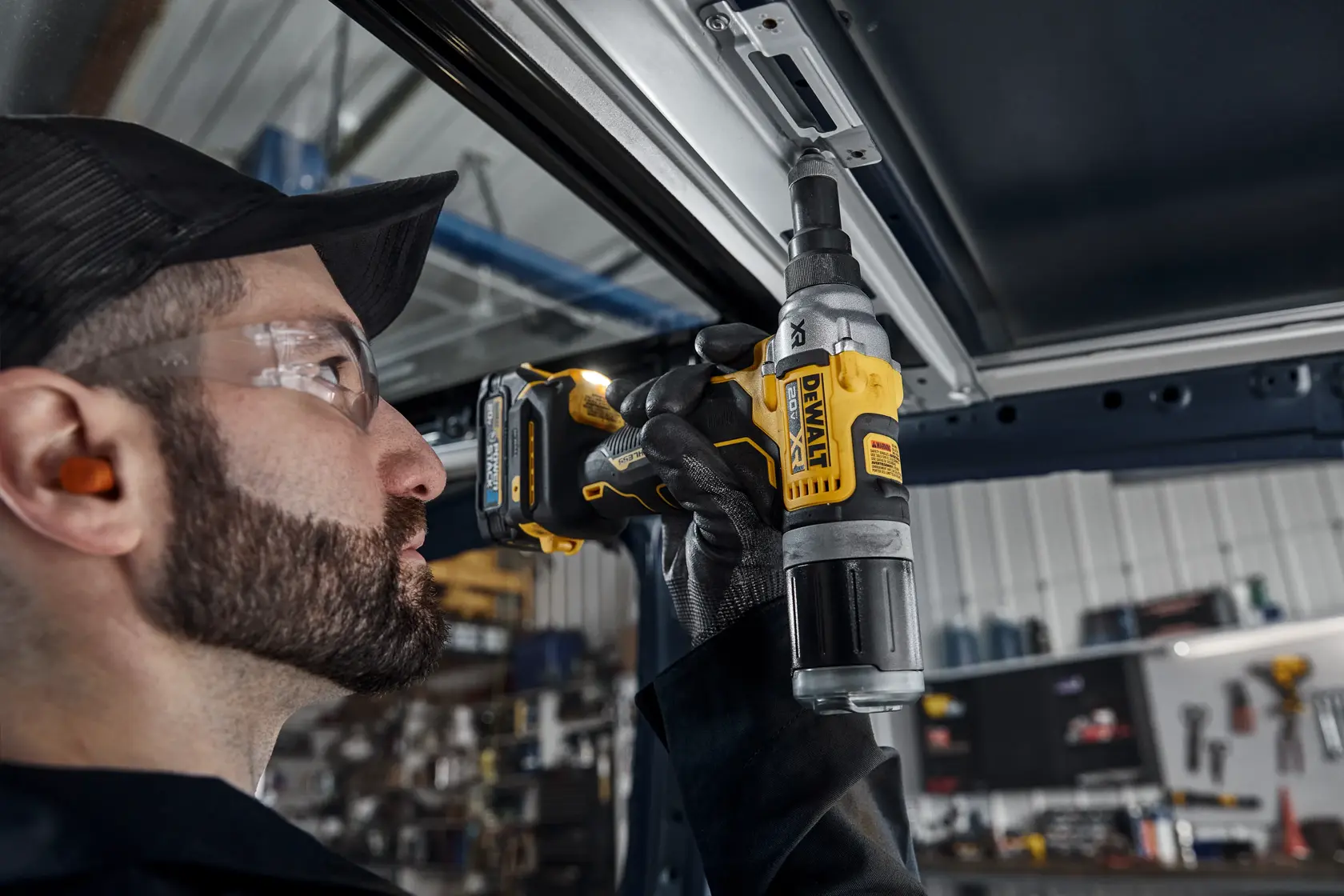 Una herramienta inalámbrica DEWALT 20V XR sin escobillas, mostrada inclinada a la izquierda sobre un fondo blanco. La herramienta tiene un mango negro y amarillo y una punta metálica, con la marca DEWALT visible en el lateral.
