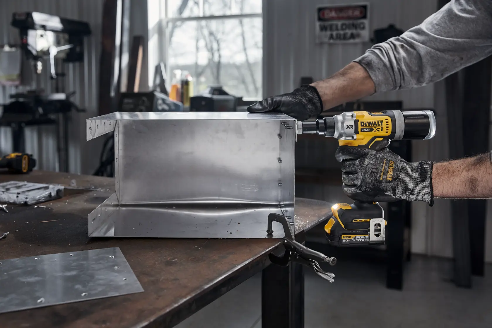 Herramienta inalámbrica DEWALT 20V XR sin escobillas, diseñada para tareas en obra, con mango negro y amarillo, clip de cinturón metálico y diseño ergonómico resistente.