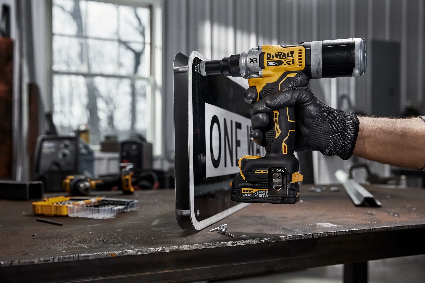 Una herramienta eléctrica inalámbrica DEWALT 20V brushless, modelo DCF414B, diseñada para aplicaciones de alta resistencia. La herramienta tiene una carcasa amarilla y negra, un agarre cómodo y un accesorio metálico en la base.