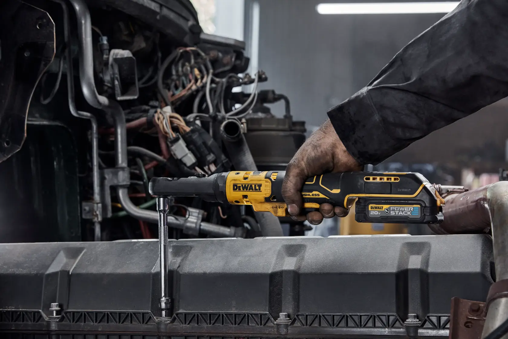 Imagem de uma catraca brushless DEWALT 20V MAX XR. Recursos destacados incluem interruptor de avanço/recuo, design ergonômico de pegada, motor brushless, luz de trabalho LED e bigornas intercambiáveis. O nome da marca DEWALT é visível na ferramenta.