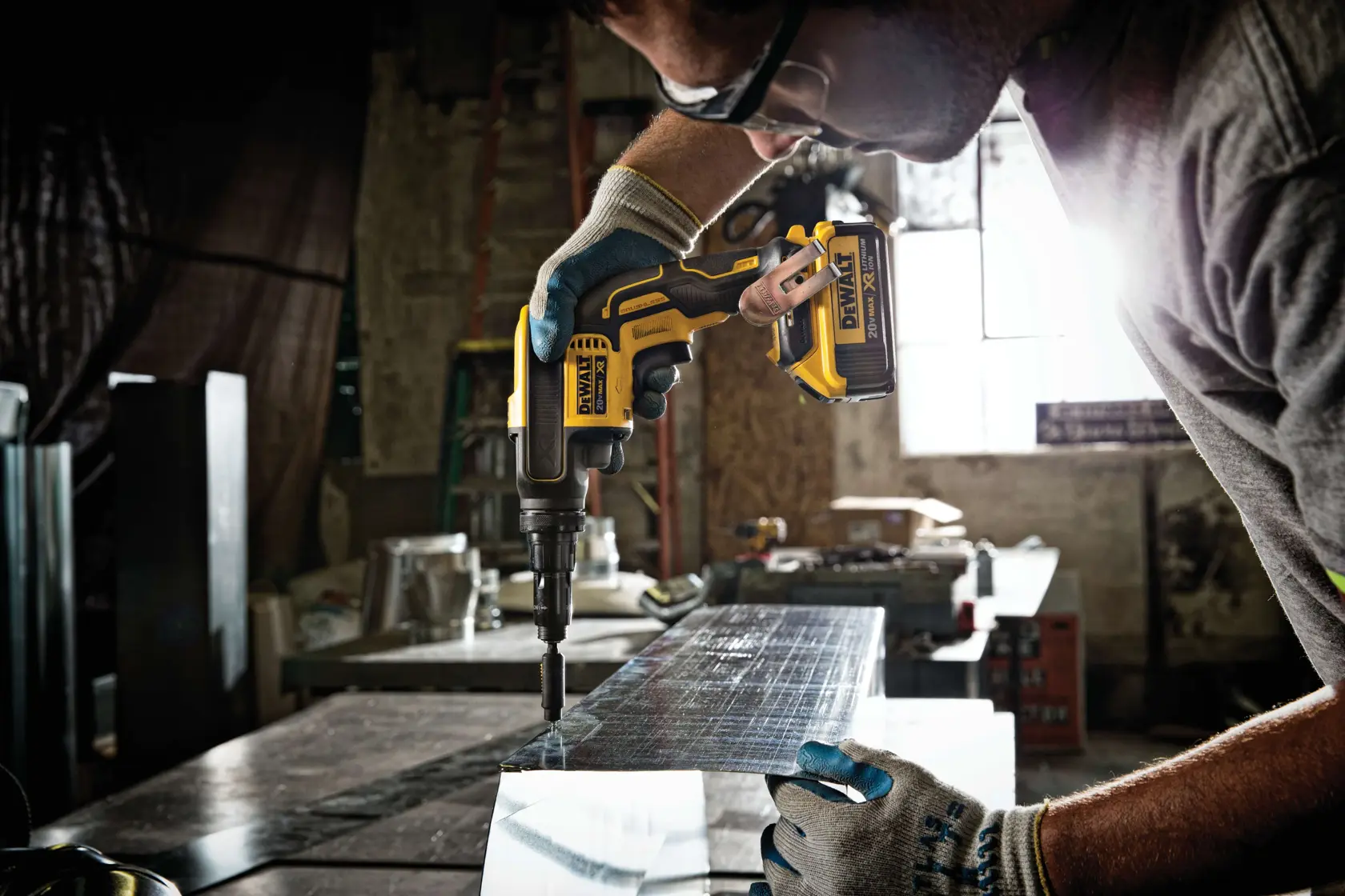 Uma parafusadeira para drywall DEWALT 20V MAX XR sem escova aparece, com especificações destacadas: sistema VERSA-CLUTCH, velocidade de 2.000 RPM, motor sem escova, design ergonômico e luz de trabalho LED. A ferramenta tem design amarelo e preto, o logo DEWALT e compartimento para bateria na parte inferior.