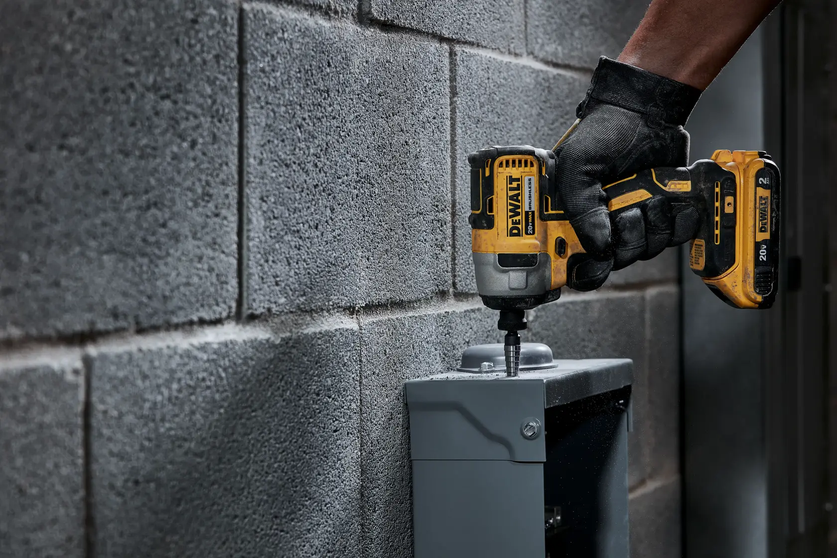 Foto parafuso de impacto DEWALT sem fio em uso, SKUs DCF7871D2-B3, DCF7871D2-B2, DCF7871D2-BR, DCF7871D2-AR, DCF7871D2.