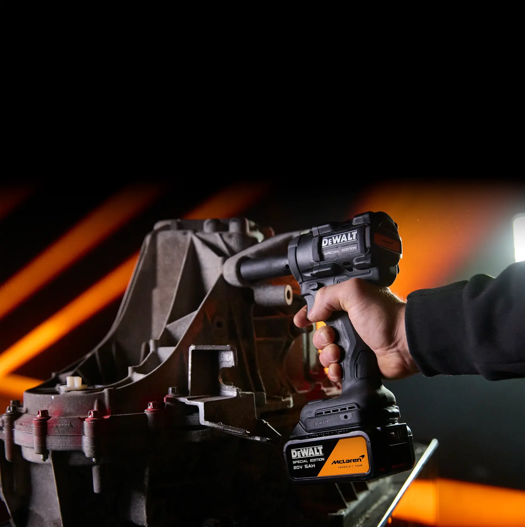 Ferramenta DEWALT DCF92MP2T-BR, DCF92MP2T, DCF92MP2T-B2, DCF92MP2T-AR, DCF92MP2T-B3 em uso, fotografia.