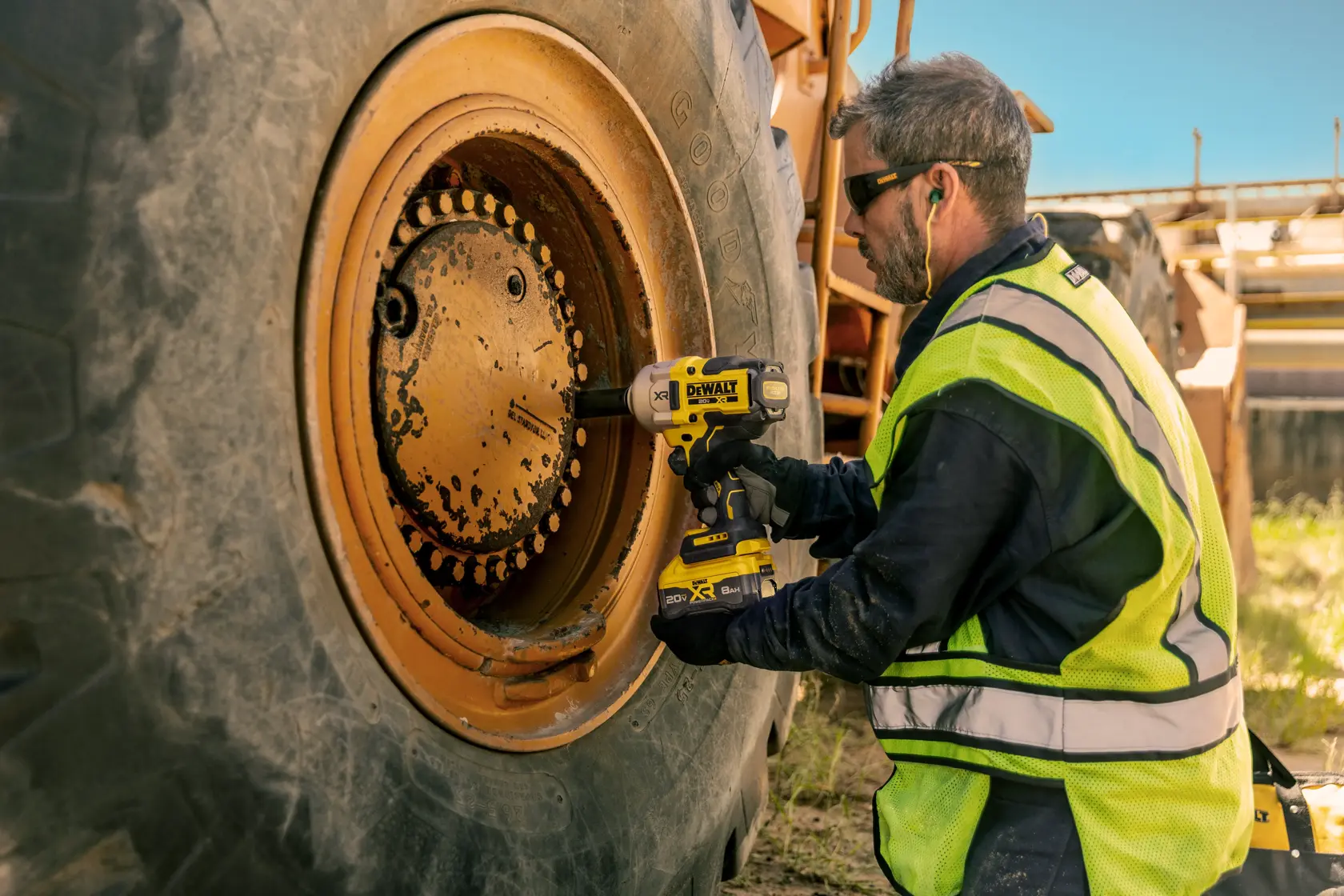 Una llave de impacto inalámbrica DEWALT, modelo XR de 20V, con diseño amarillo y negro. La herramienta se muestra sin batería adjunta.