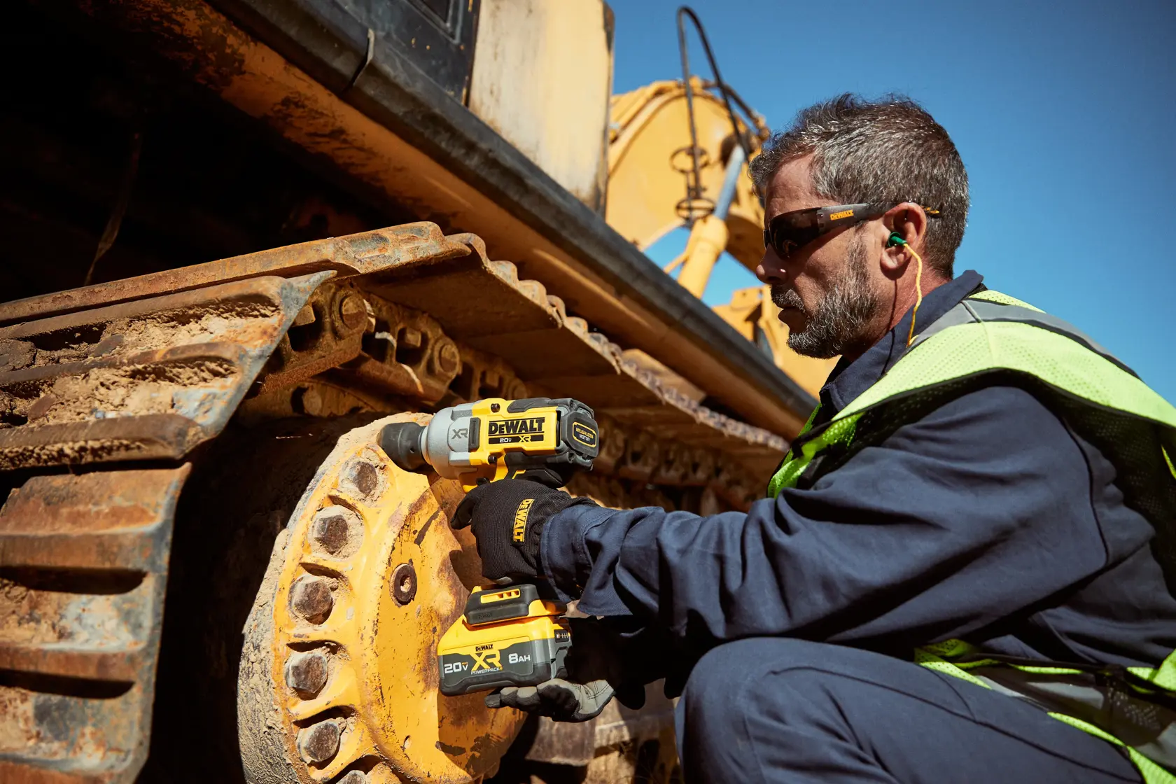 Uma chave de impacto sem fio DEWALT 20V XR com design robusto em prata e amarelo, motor brushless e cabo ergonômico.