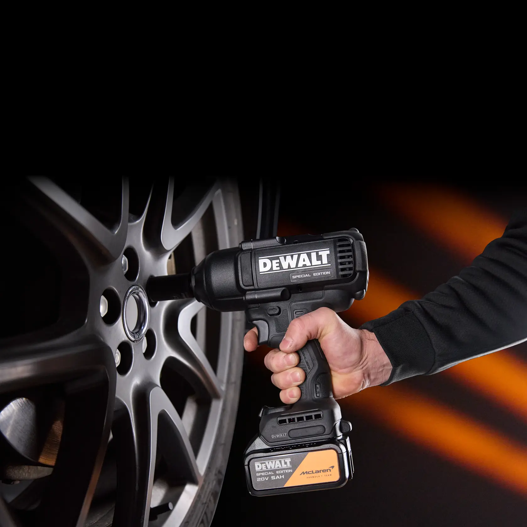 Parafusadeira DEWALT em roda de carro. SKUs: DCF99MP2T-B2, DCF99MP2T-AR, DCF99MP2T-B3, DCF99MP2T-BR, DCF99MP2T.