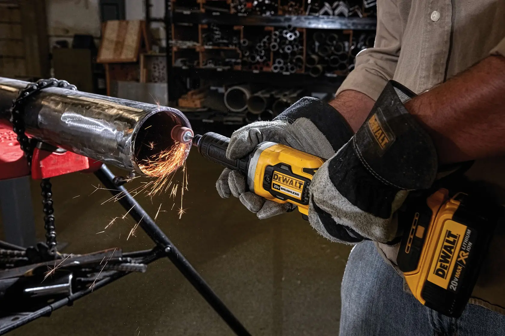 Uma bateria e um carregador DEWALT estão mostrados dentro de um grande círculo amarelo com uma linha diagonal, indicando que não estão incluídos. O texto abaixo diz: 'Bateria e carregador vendidos separadamente.'