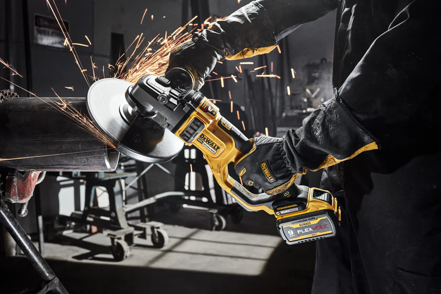 Uma esmerilhadeira sem fio DEWALT DCG460B é mostrada com o cabo lateral acoplado. A imagem também exibe uma lista dos itens incluídos: esmerilhadeira DCG460, cabo lateral, proteção Tipo A de 9 polegadas (230mm), proteção Tipo B de 7 polegadas (180mm), proteção Tipo B de 9 polegadas (230mm), chave de aperto e flange externo.