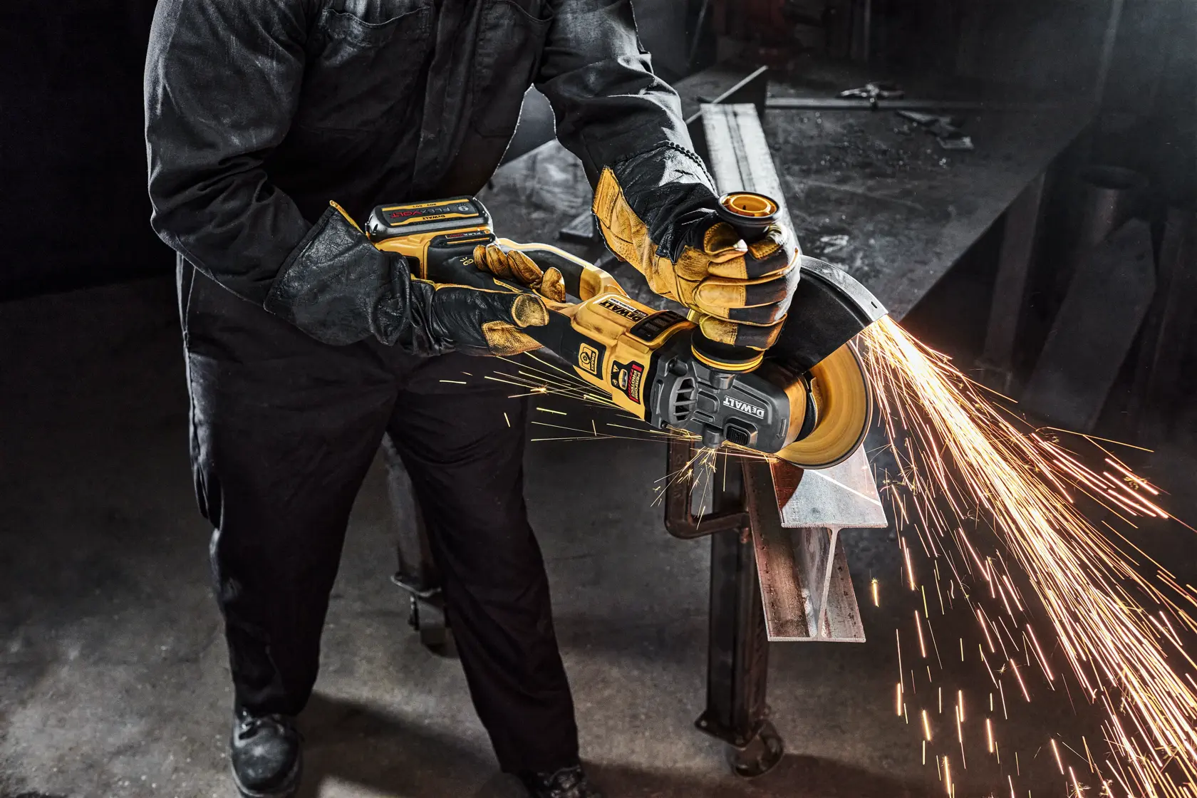 Imagem em close-up de uma ferramenta elétrica DEWALT mostrando uma etiqueta de indicador de freio amarela e preta com o texto 'BRAKE' e um ícone de um disco de freio. Abaixo, um texto amarelo em negrito diz 'KICKBACK BRAKE™' sobre um fundo preto.