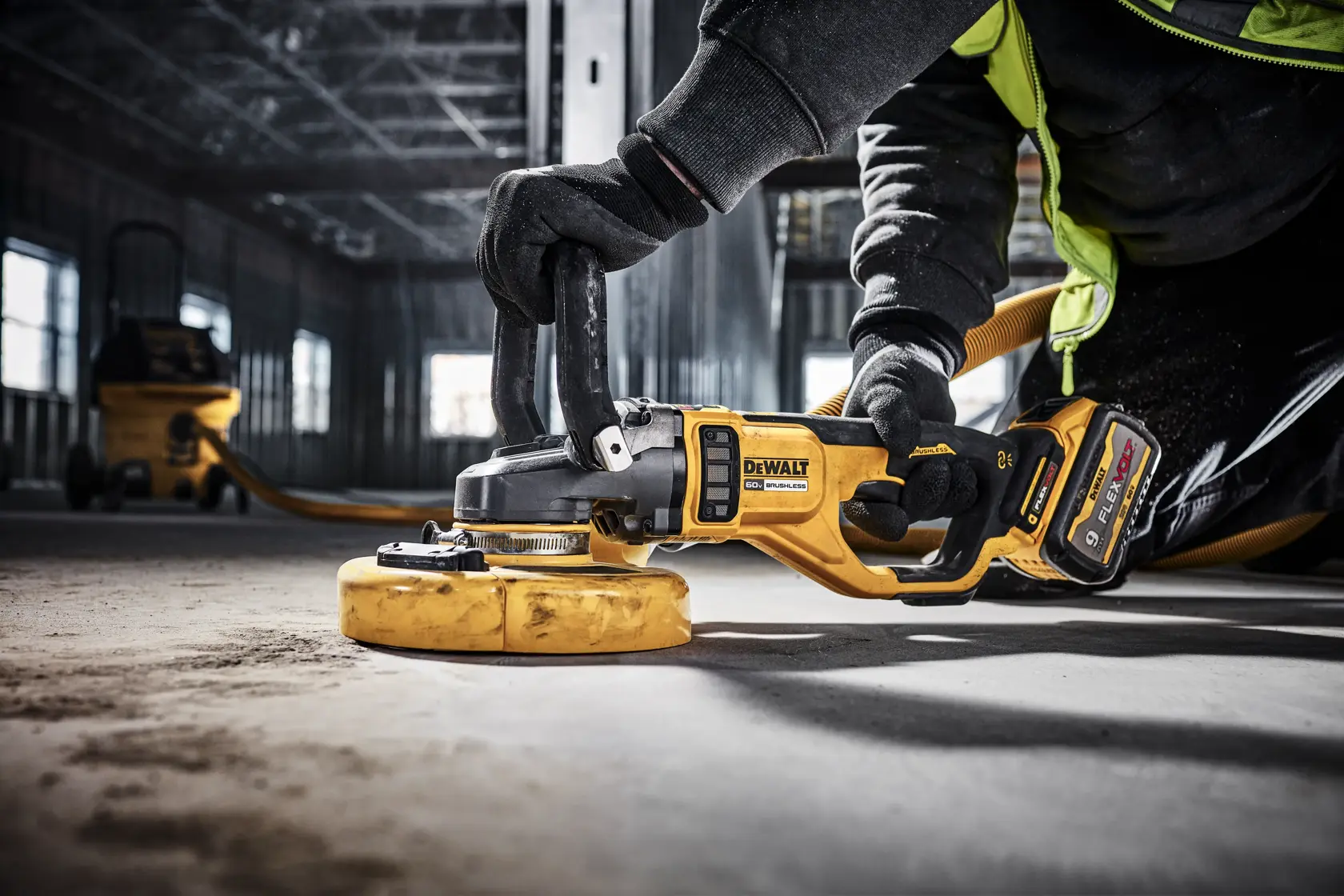 Close-up de uma ferramenta DEWALT com um rótulo amarelo 'BRAKE' e um ícone de disco e pinça, além do texto 'KICKBACK BRAKE™' em amarelo negrito na parte inferior.