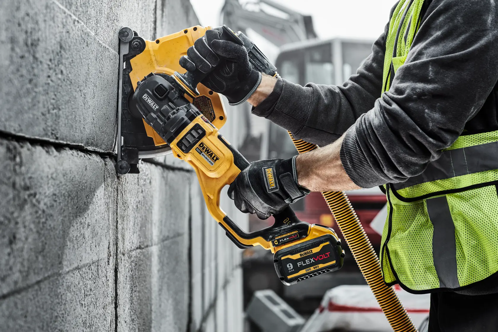 Close da empunhadura de uma ferramenta elétrica DEWALT FLEXVOLT destacando o sistema de controle sem fio, com um ícone de elo amarelo e o texto 'WIRELESS TOOL CONTROL SYSTEM' abaixo.