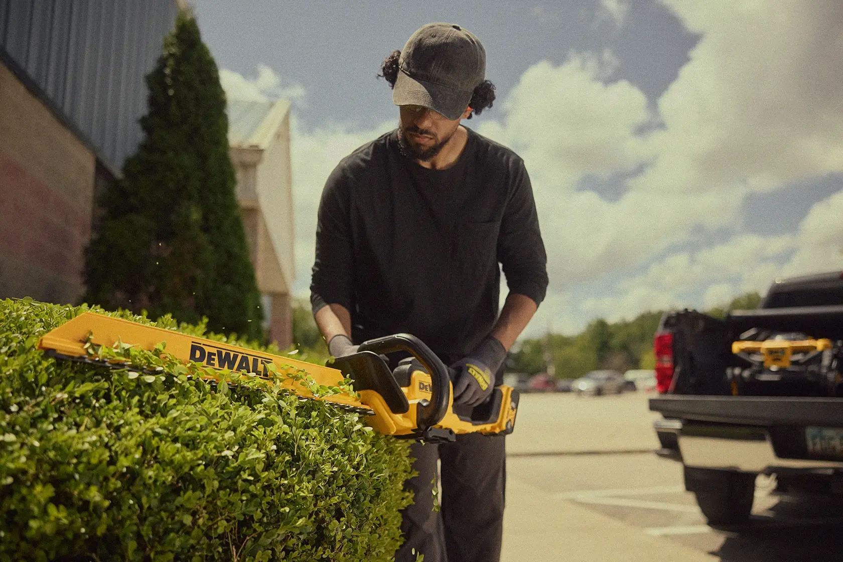 Uma bateria e um carregador DEWALT estão mostrados dentro de um grande círculo amarelo com uma linha diagonal, indicando que não estão incluídos. O texto abaixo diz: 'Bateria e carregador vendidos separadamente.'