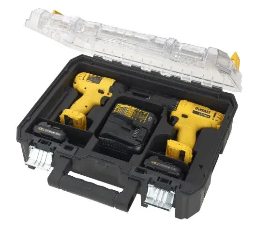 Um kit de ferramentas DEWALT com duas ferramentas elétricas sem fio amarelas e acessórios, todos armazenados em uma maleta preta com tampa transparente.