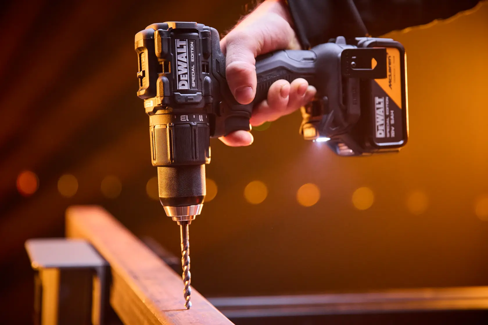 Furadeira DEWALT em uso. SKUs: DCK2222MP2T-AR, DCK2222MP2T, DCK2222MP2T-BR, DCK2222MP2T-B2, DCK2222MP2T-B3.