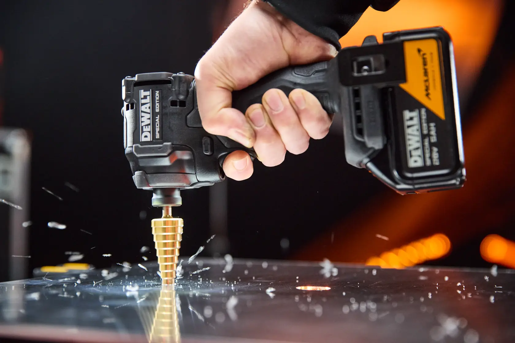 Furadeira DEWALT em uso. Categoria fotografia. SKUs: DCK2222MP2T-AR, DCK2222MP2T, DCK2222MP2T-BR, DCK2222MP2T-B2