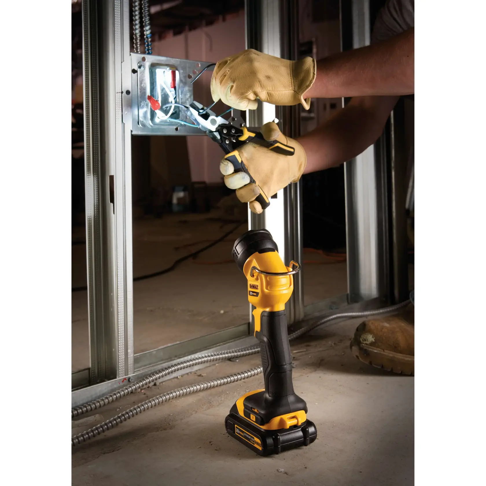 Foto de DEWALT worklight SKUs DCL040B, DCL040 iluminando caixa elétrica na fiação. Categoria fotografia.