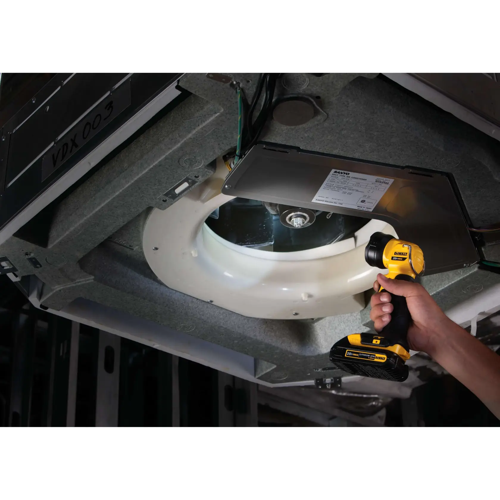 Foto de lanterna de trabalho DEWALT usada em máquina, SKUs DCL040B, DCL040.