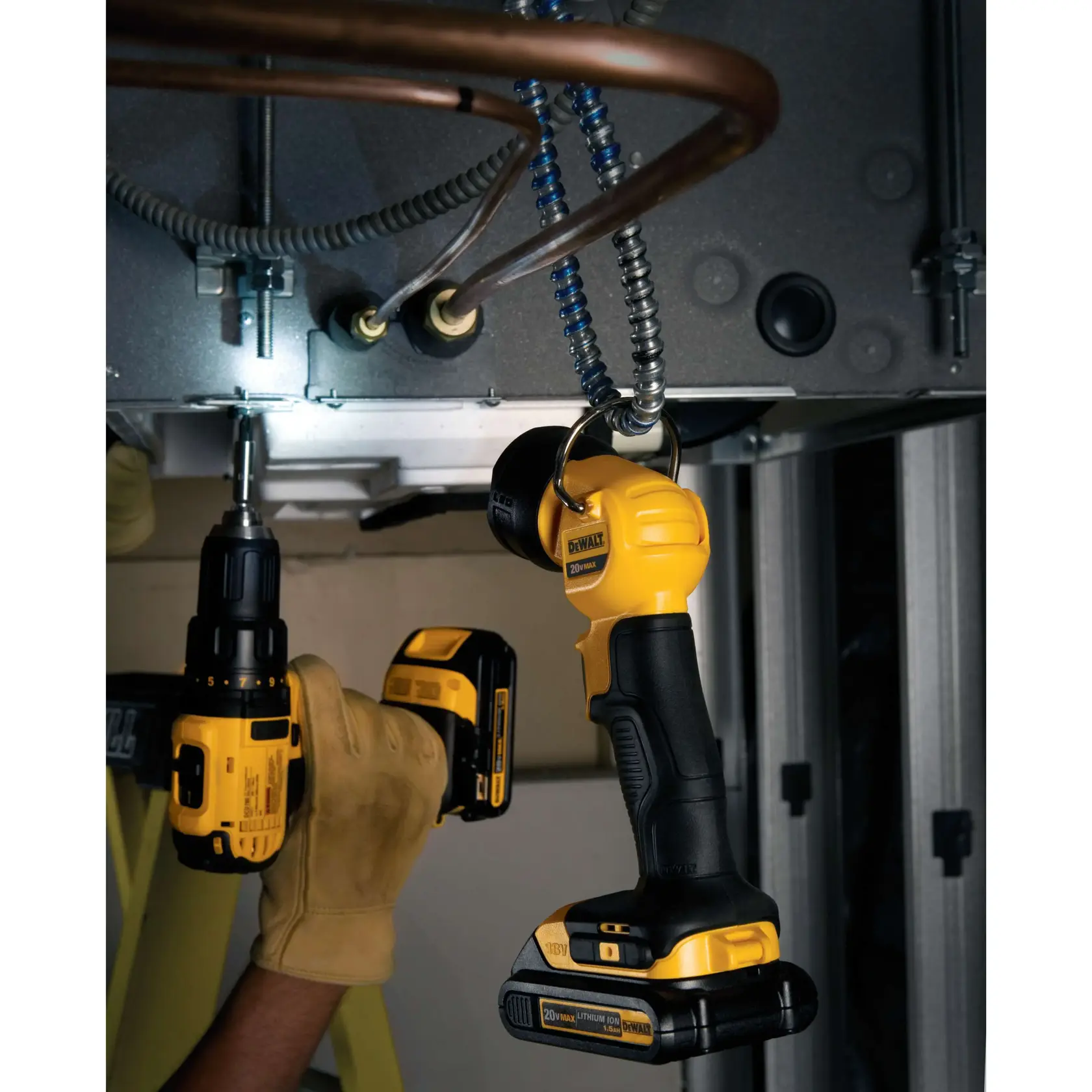 Foto da lanterna DEWALT DCL040B, DCL040 iluminando área de trabalho ao lado de furadeira sem fio.