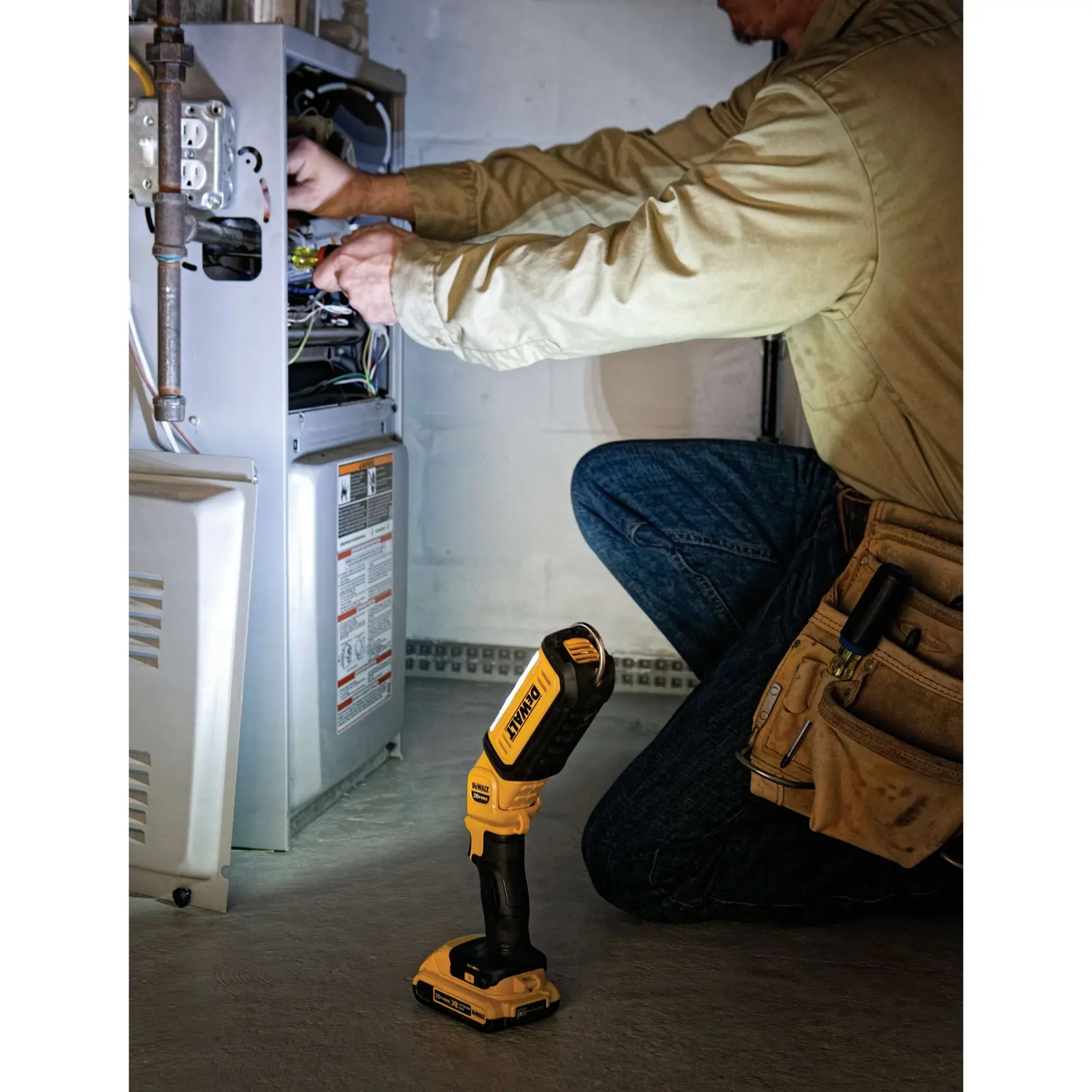 Foto da luz de trabalho DEWALT DCL050 iluminando área de conserto, técnico mexendo na fiação.
