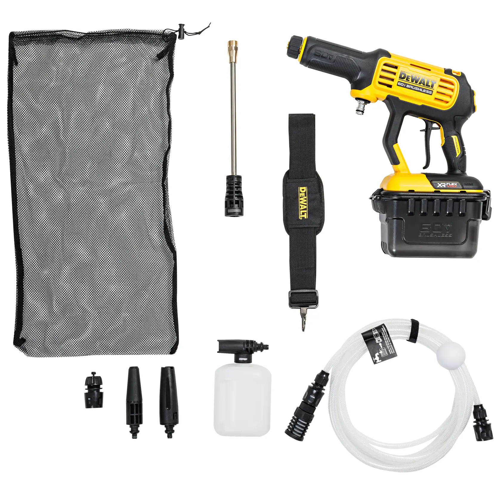 Kit de lavadora portátil DEWALT com acessórios. Inclui uma lavadora de pressão a bateria preta e amarela, uma bolsa de transporte de malha, uma alça de ombro com o logo DEWALT, uma lança de pulverização, diversos acessórios de bico, um recipiente de detergente e uma mangueira de água com conectores e bola de filtro. Todos os componentes estão organizados sobre um fundo branco.