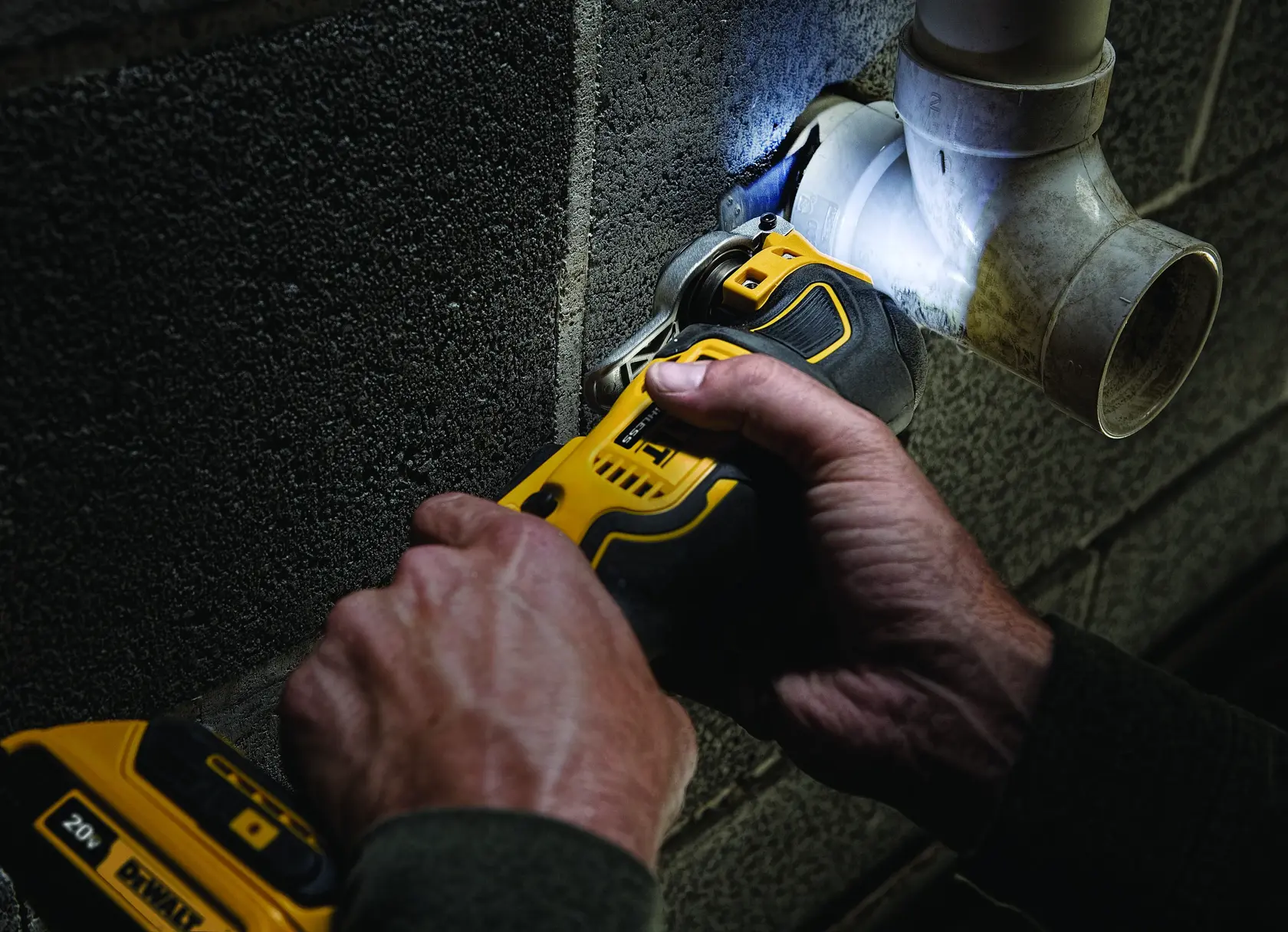 Uma ferramenta oscilante multifuncional DEWALT 20V sem fio e brushless, mostrada em preto e amarelo, projetada para cortar, lixar e raspar com lâminas intercambiáveis.