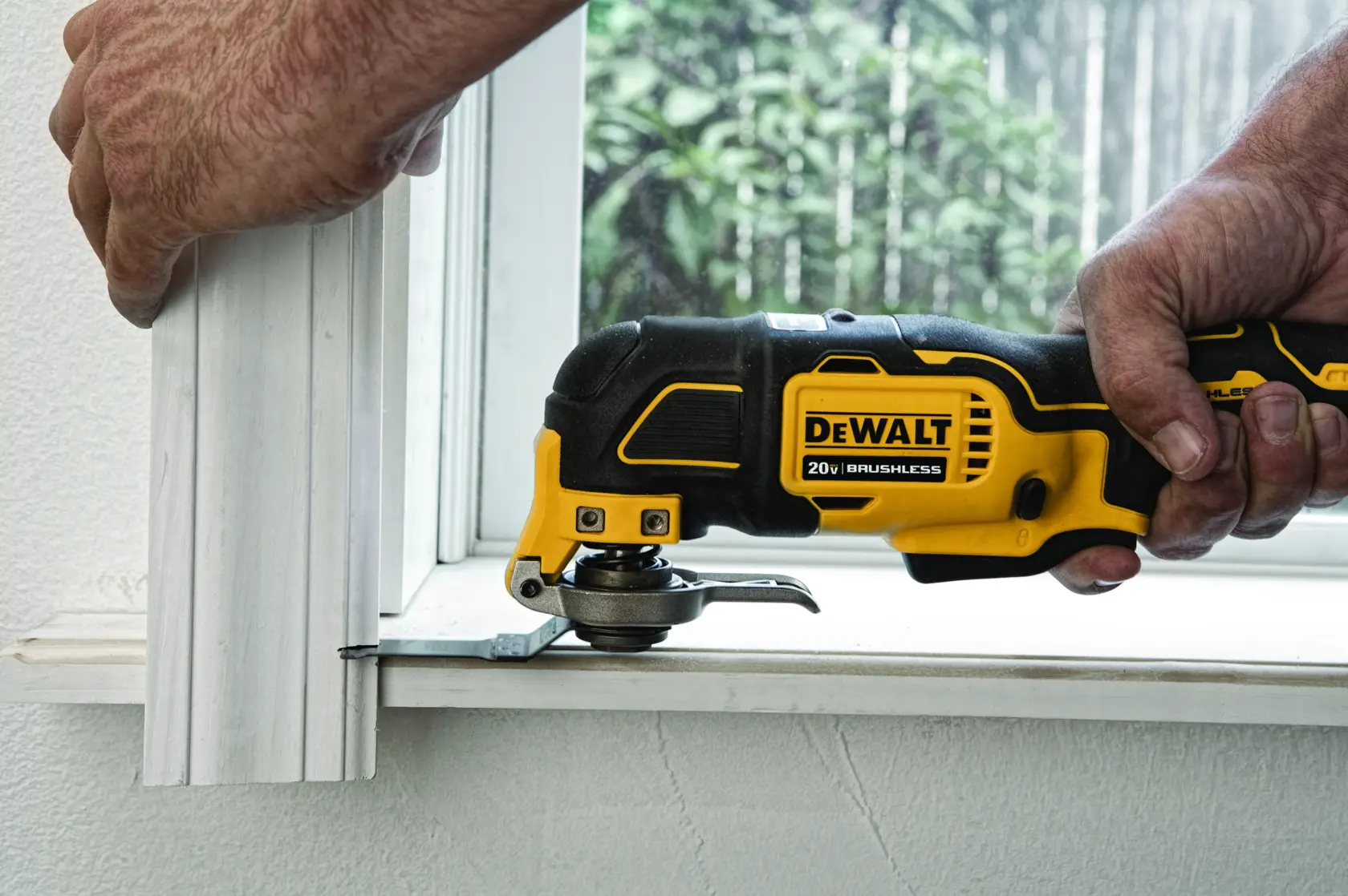 Uma ferramenta multifuncional oscilante sem escova DEWALT 20V está sendo usada para cortar uma superfície de madeira. A ferramenta possui uma luz LED embutida e é segurada por uma mão. O texto abaixo destaca o motor sem escova, proporcionando até 57% mais tempo de funcionamento, com uma observação de que a bateria é vendida separadamente.