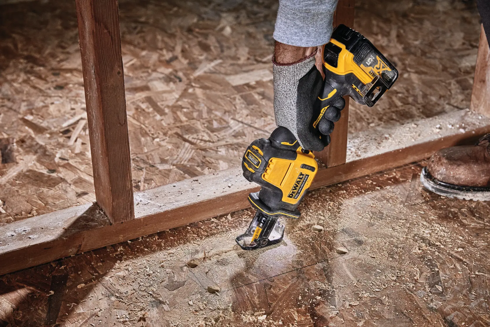 Uma bateria e um carregador DEWALT estão mostrados dentro de um grande círculo amarelo com uma linha diagonal, indicando que não estão incluídos. O texto abaixo diz: 'Bateria e carregador vendidos separadamente.'