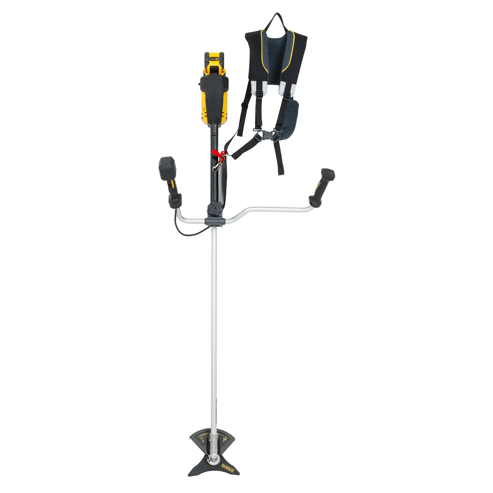 Uma ferramenta roçadeira DEWALT com um arnês acoplado. A ferramenta possui um eixo longo prateado com dois punhos e uma lâmina de corte na parte inferior. O arnês é preto com detalhes amarelos e foi projetado para oferecer suporte durante o uso da roçadeira.