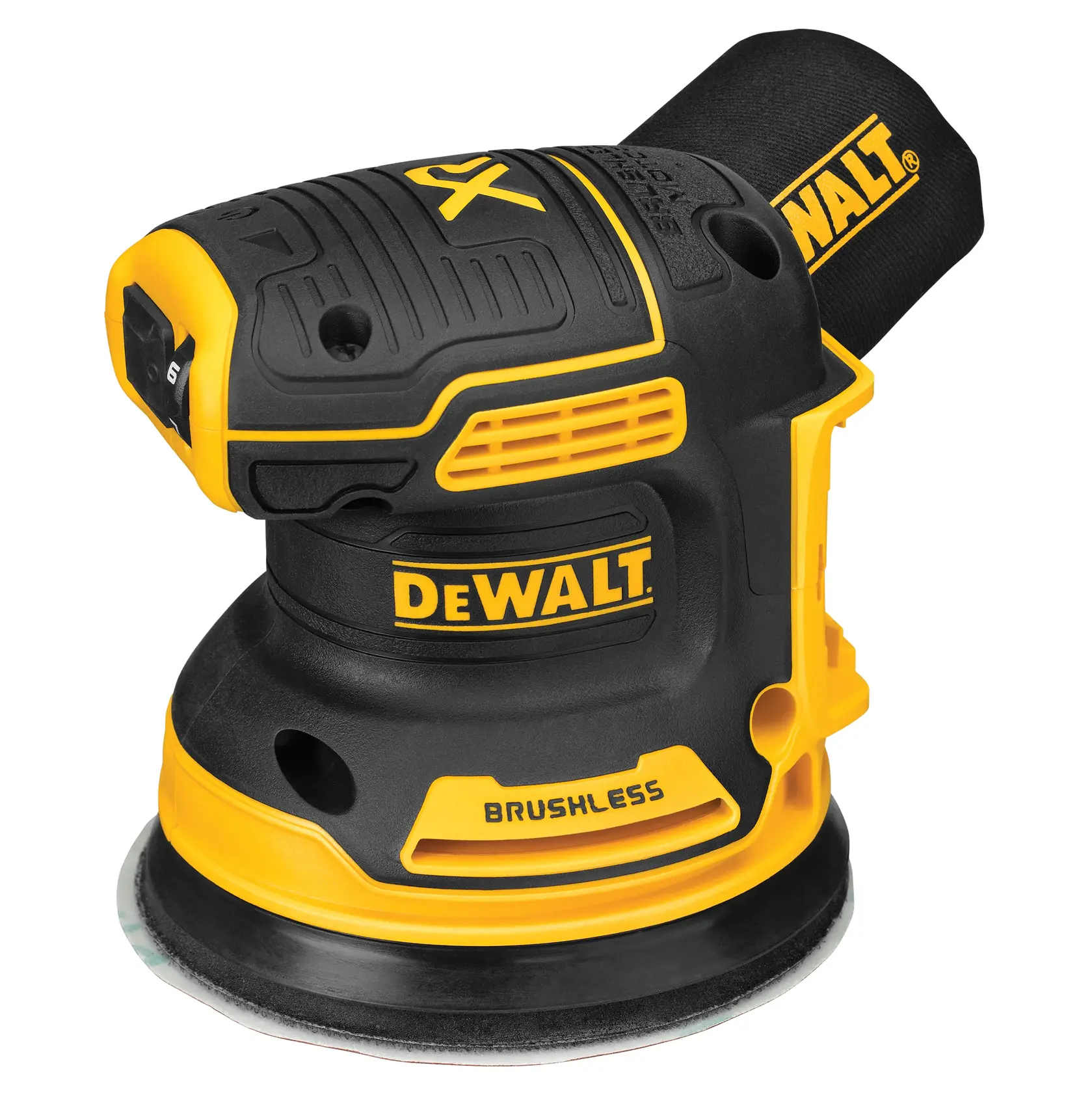 Una lijadora orbital inalámbrica brushless DEWALT DCW210B con cuerpo negro y amarillo, bolsa para recolectar el polvo y marcas de la marca.