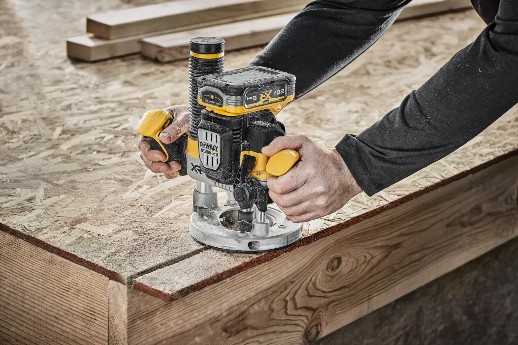 Imagem do produto mostrando uma tupia DEWALT XR 20V Max Brushless. A tupia destaca várias funcionalidades, incluindo compatibilidade Airlock, alavanca de bloqueio de mergulho, ajuste de parada de profundidade, sistema anti-rotação, discagem de velocidade variável, bloqueio de eixo, aceita fresas de tupia com haste de 1/2 polegada e 1/4 polegada, e uma torre ajustável em 3 posições. O produto é apresentado em vistas frontal e traseira com as funcionalidades identificadas.